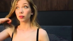 Amateur sweet blonde babe sucking cock