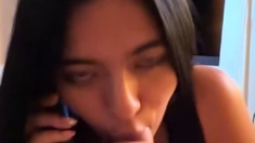 habla con su novia mientras me la chupa