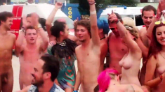 Nude bei Festival